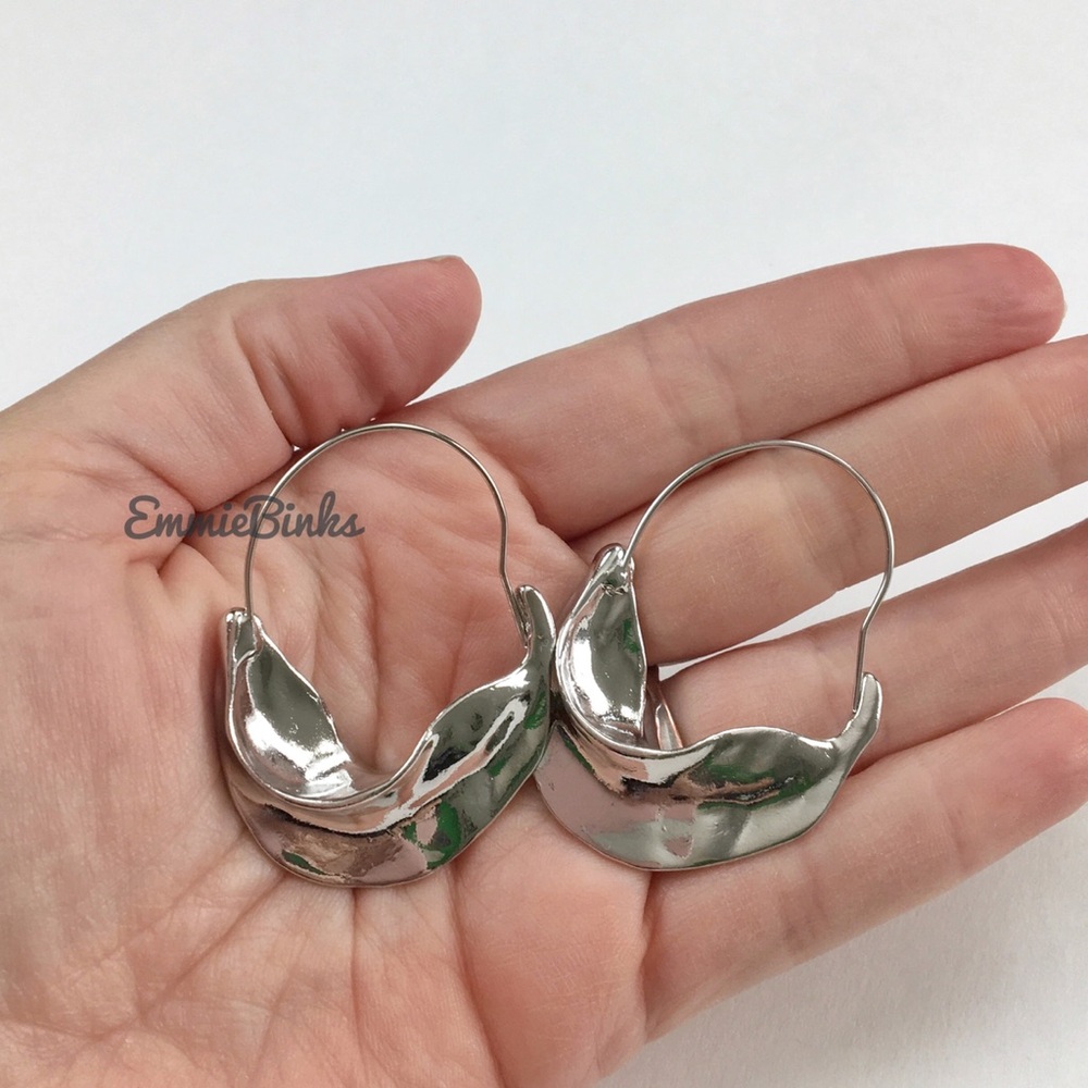 ✨3/$38 New Anthropologie Fulani Twist Hoop Earrings ~ Crescent Hoops Metallic - Picture 7 of 14